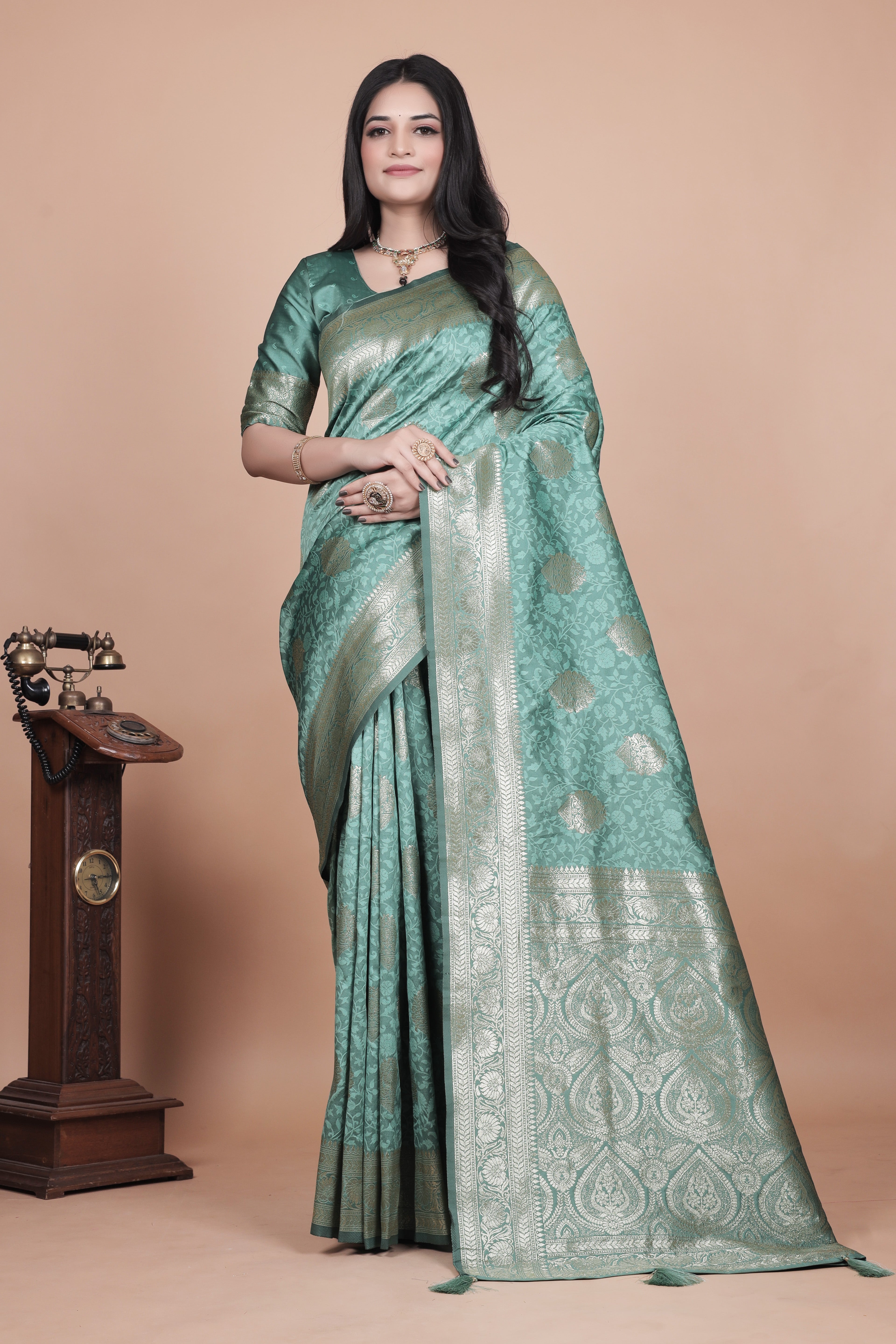Banarasi Silk Saree with Gold Zari Butti & Ornate Pallu with 4 color option ✨💠